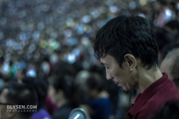 prayer in a crowd Philippine Arena